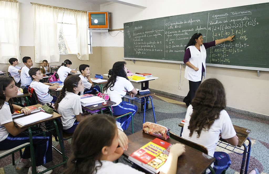 Professor dando aula de geografia em sala de aula