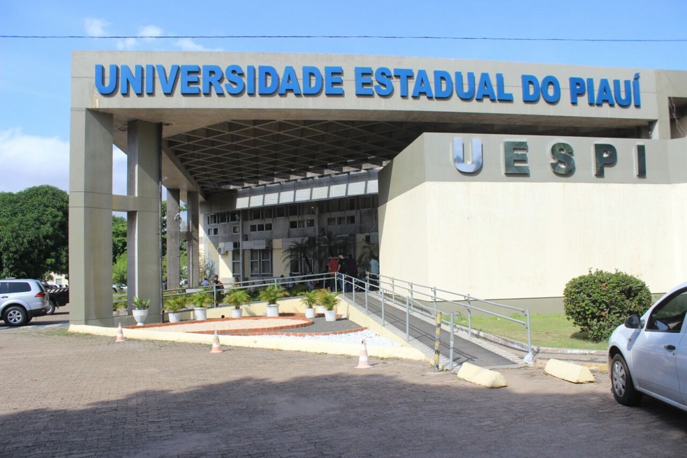 Uespi abre seleção com 190 vagas para Professor Substituto