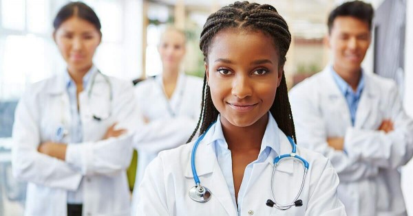 Ministério da Saúde oferece mais de 21,5 mil vagas para médicos pelo Brasil; confira