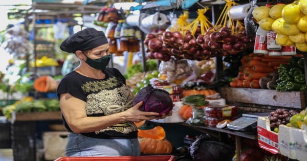 Quase metade dos brasileiros fazem bico para completar renda