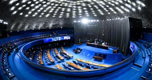 Senado aprova jornada flexível para pais de crianças pequenas