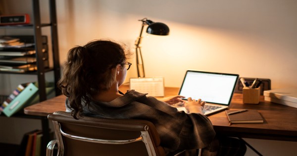Como gerar renda sem sair de casa: home office e oportunidades