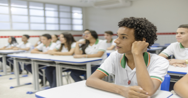 Estudantes começam a receber primeira parcela de R$ 200 do Programa Pé-de-Meia